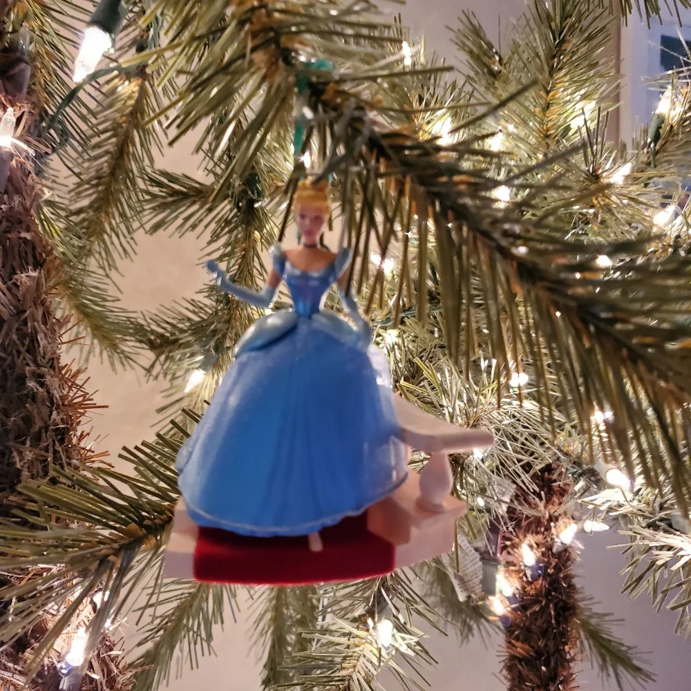 Hallmark Disney Cinderella 2007 Ornament - Picture 8 of 9